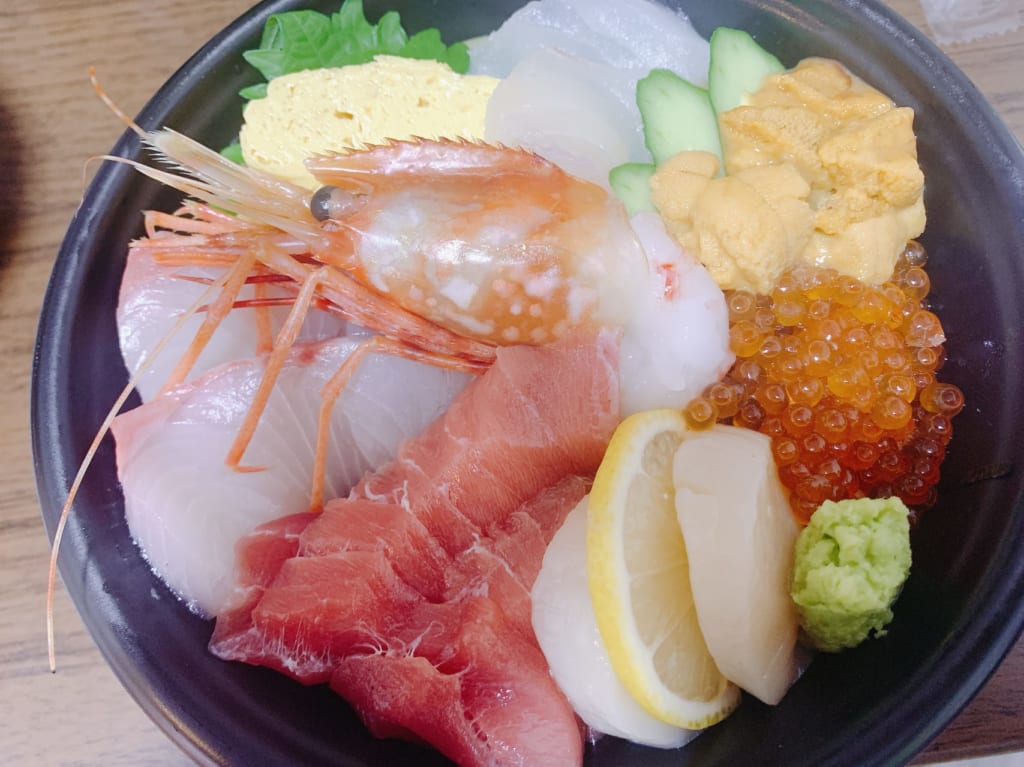 魚の飯の新鮮な海鮮丼