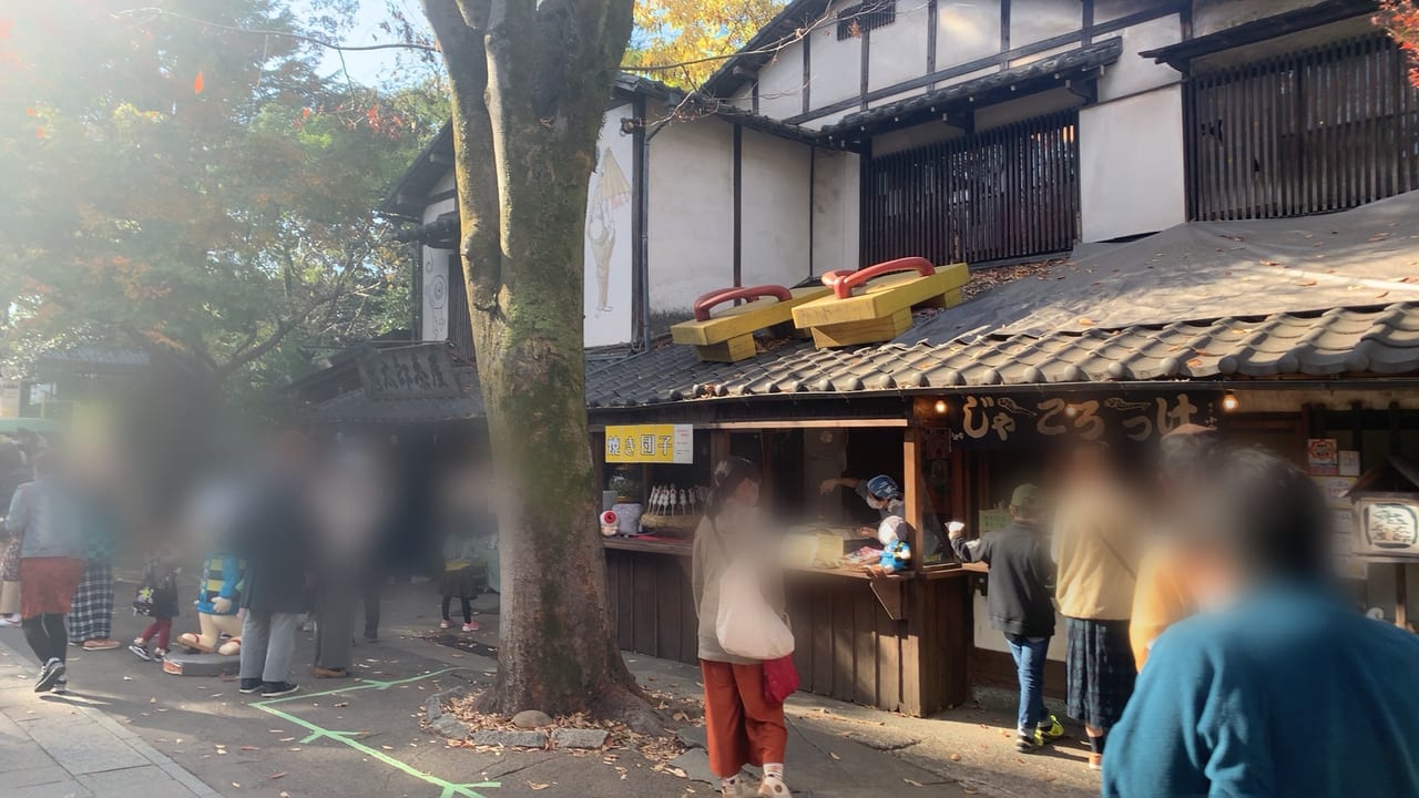 ゲゲゲ忌開催中の鬼太郎茶屋にはたくさんの人が訪れています。