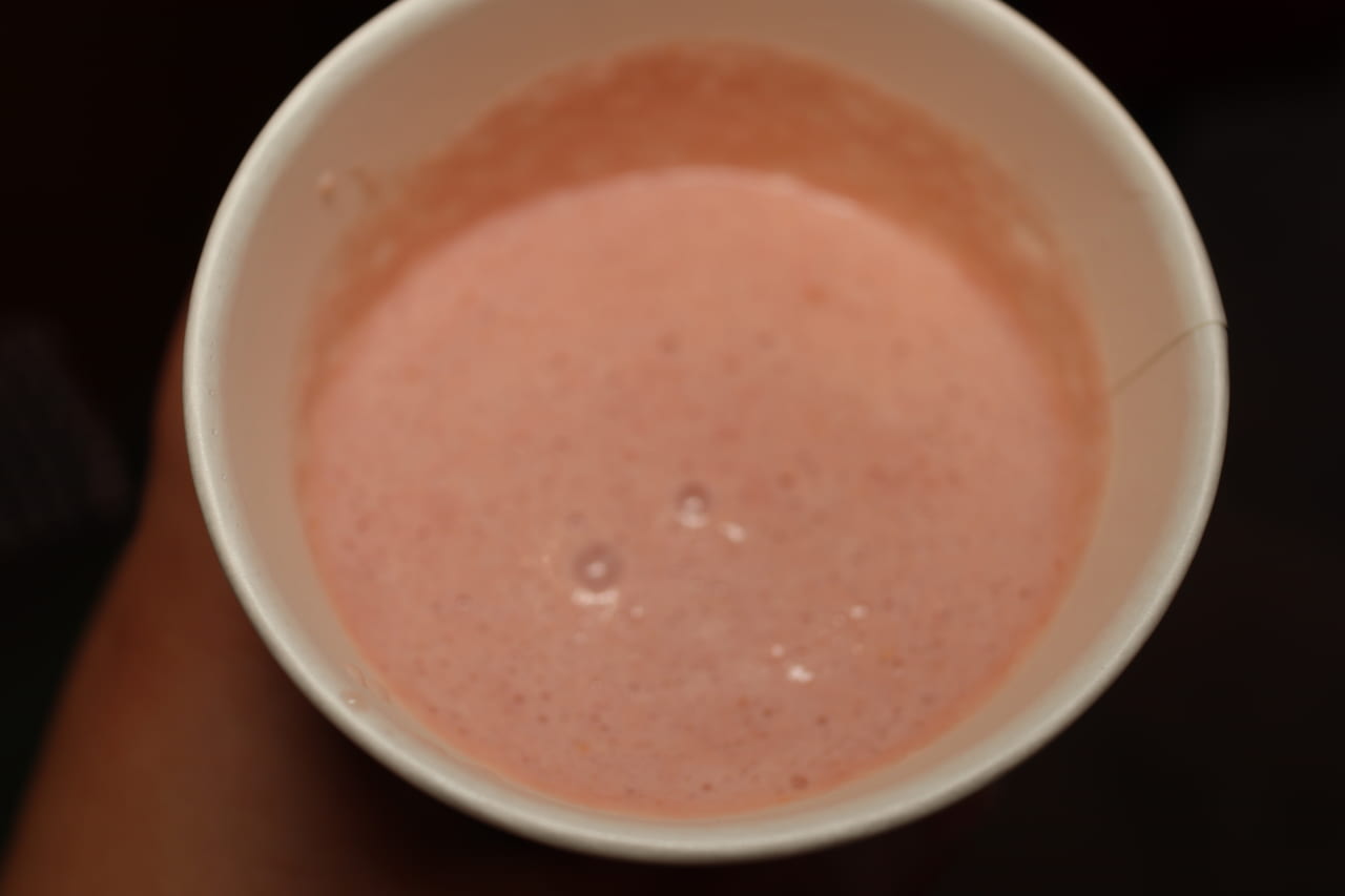 伊都キングの苺ミルクくず湯は、苺の肉感があるフレッシュなドリンクでした。