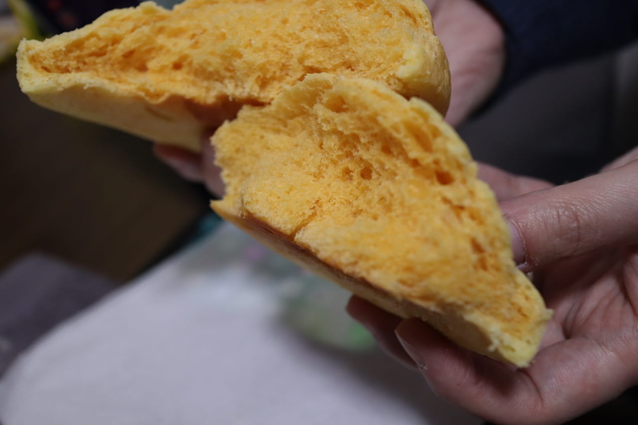 岳乃やのメロンパンは綺麗なオレンジ色です。
