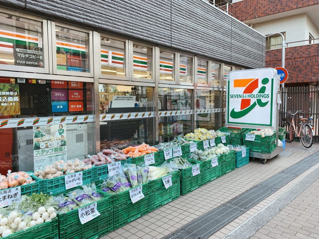 八百屋並みの品揃えの野菜を取り扱う、セブンイレブン調布駅北口店。