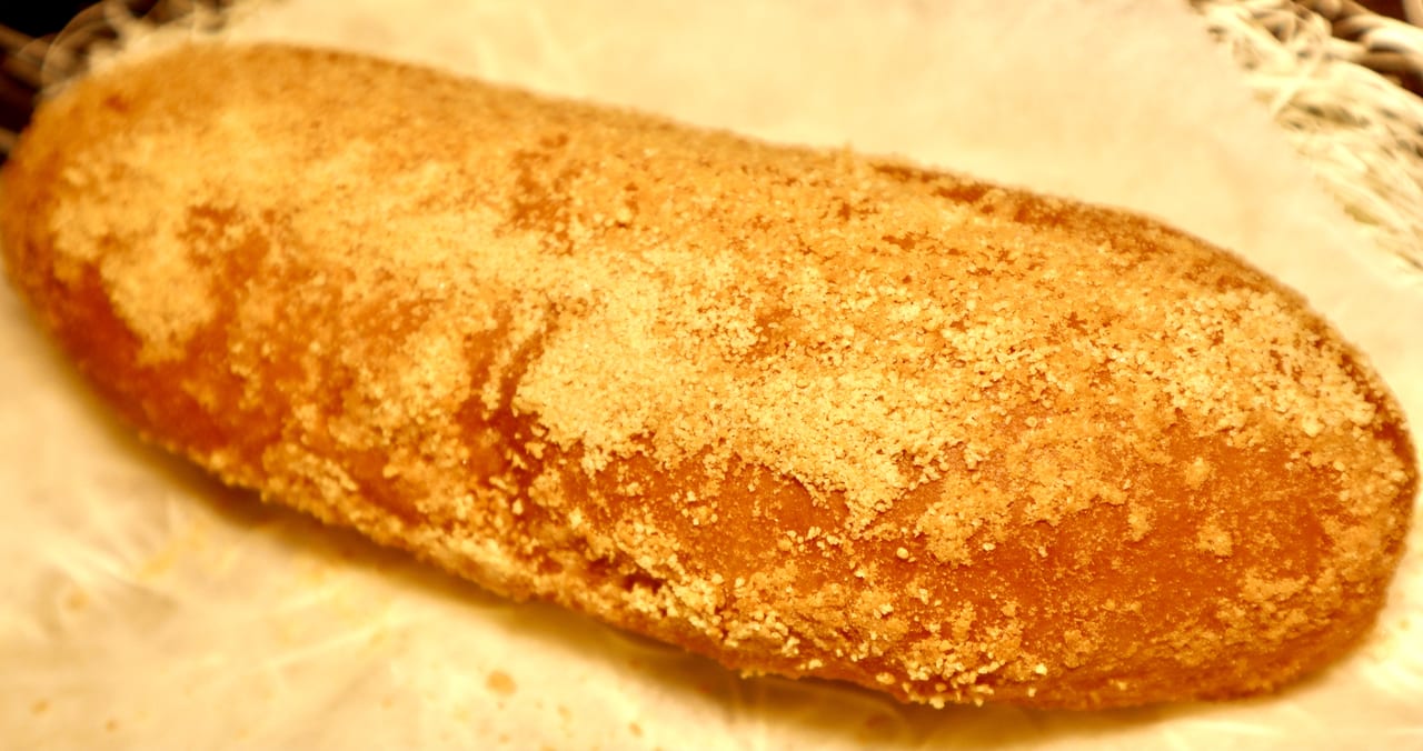 宝珠庵の揚げパンは懐かしい味わいが隠れた人気の秘密です。給食で食べたコッペパンを思い出しますね。