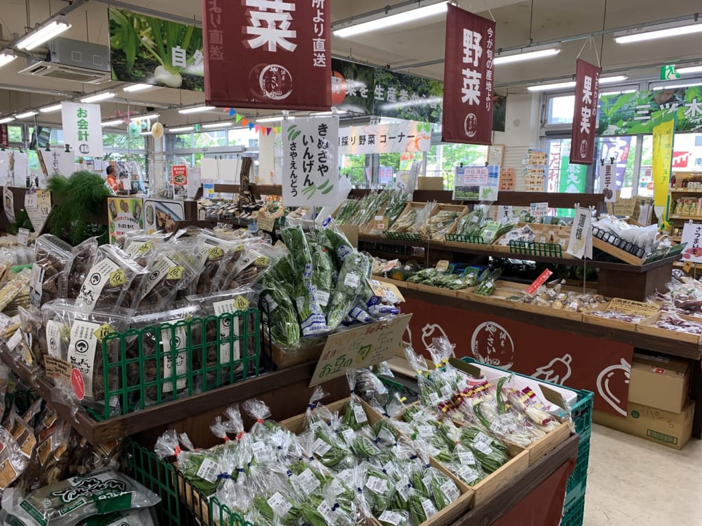 全国各地から直送された野菜が揃います。