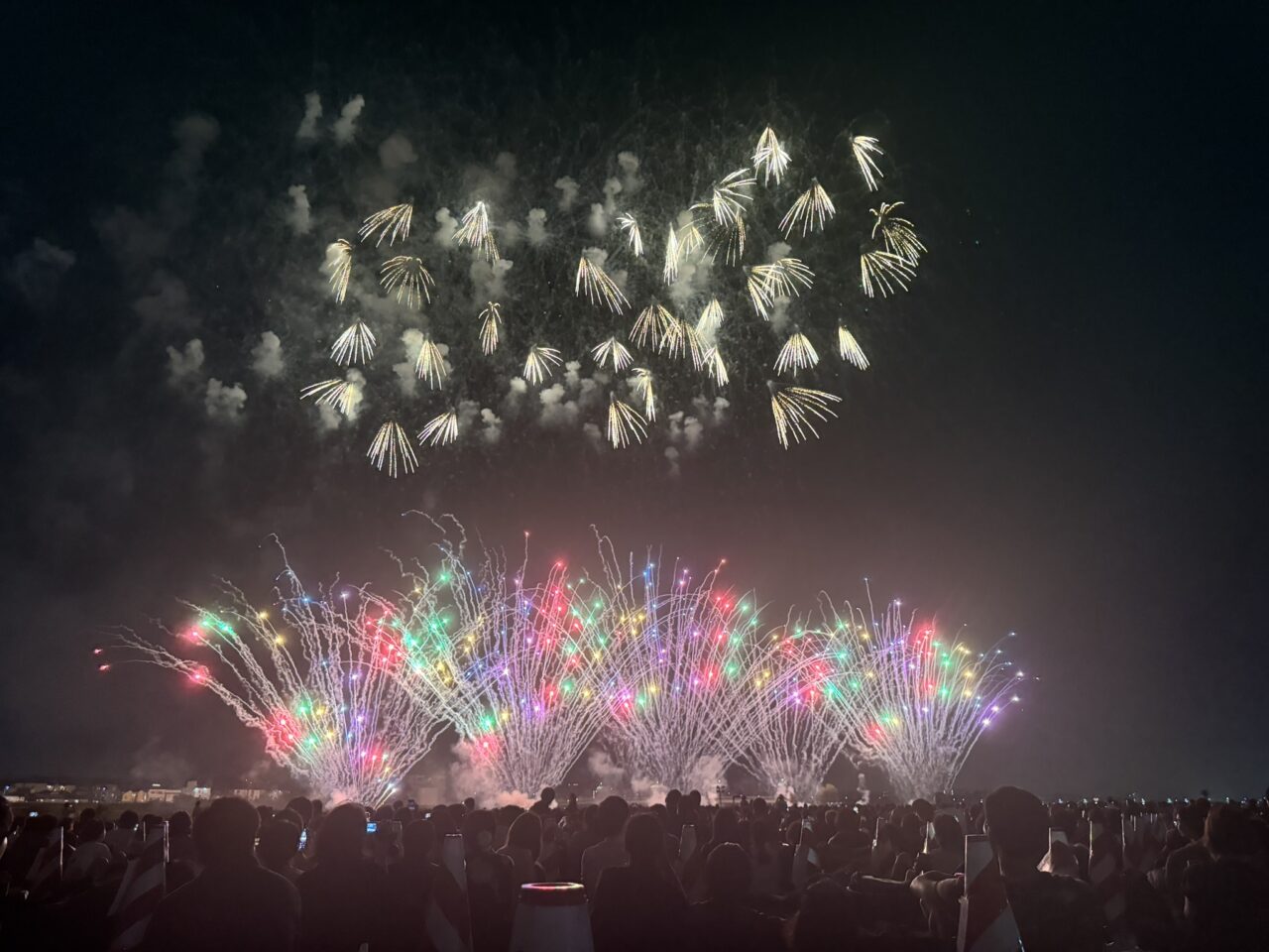 多摩川の水面に映る花火の写真