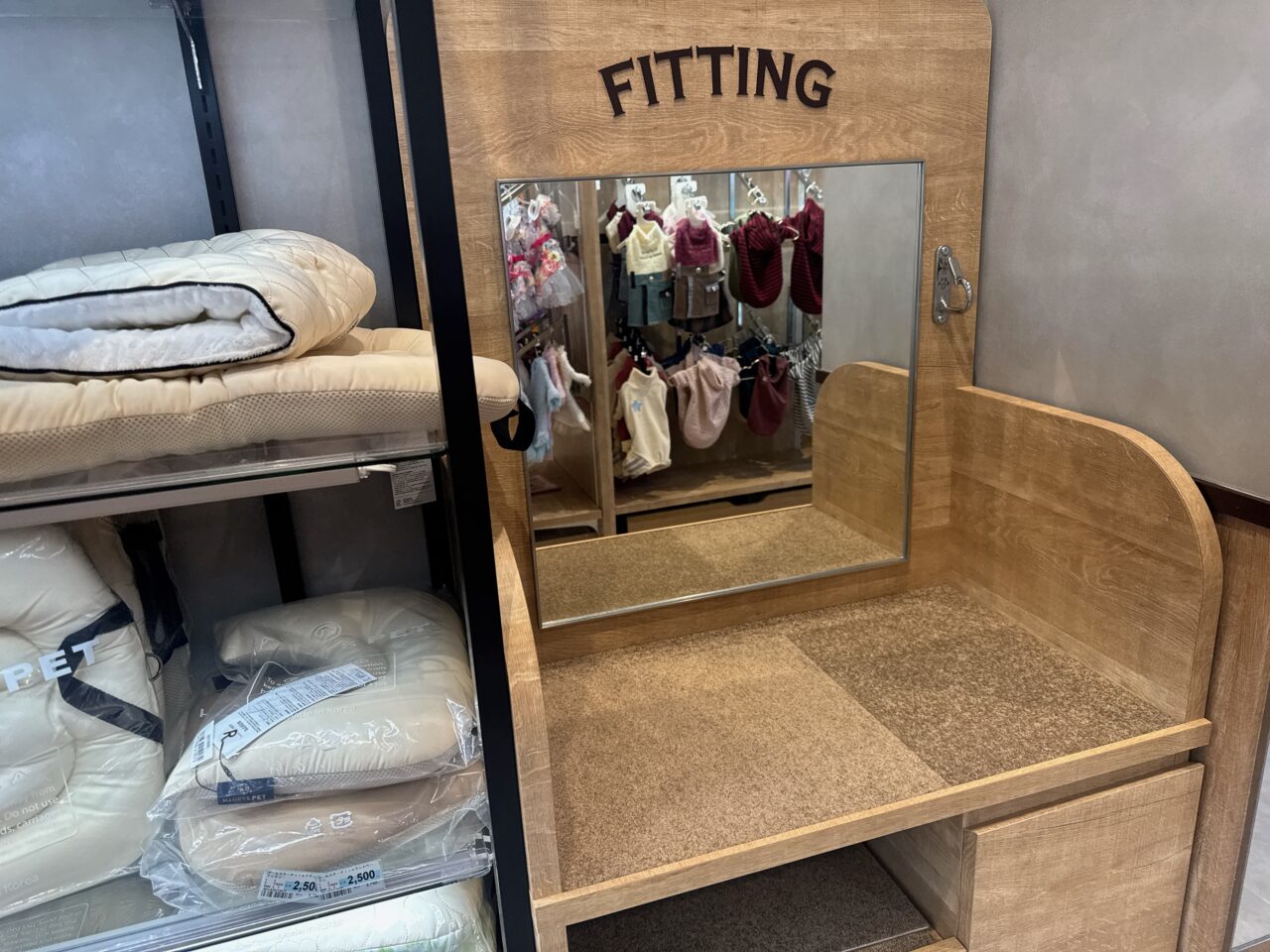 店内には試着室も