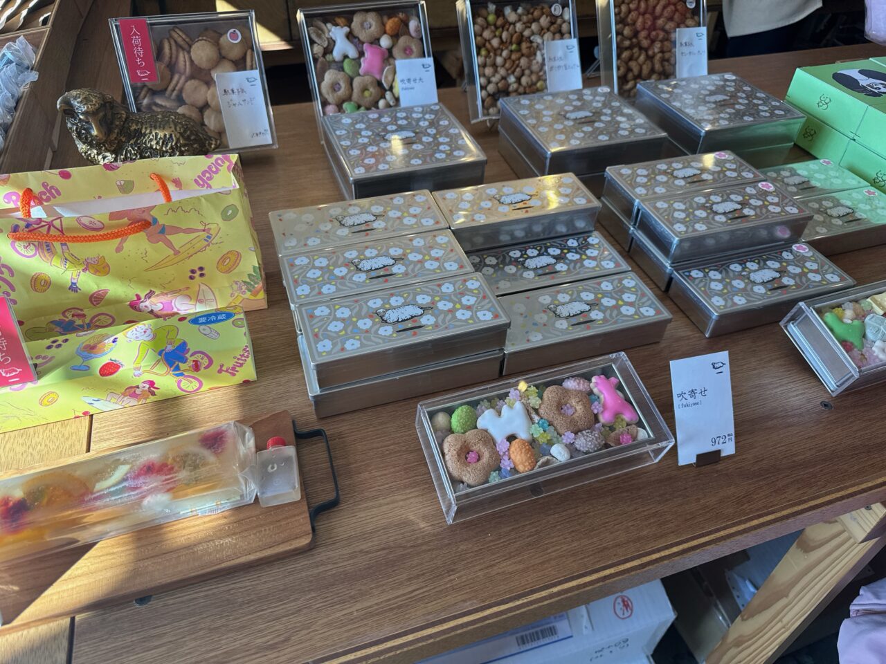 店内にはたくさんのお菓子が並ぶ