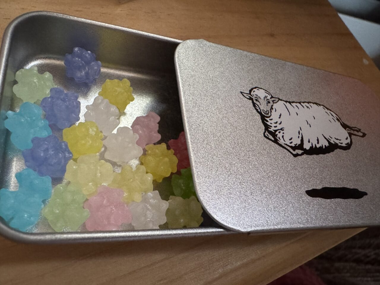 缶ケースに入った金平糖