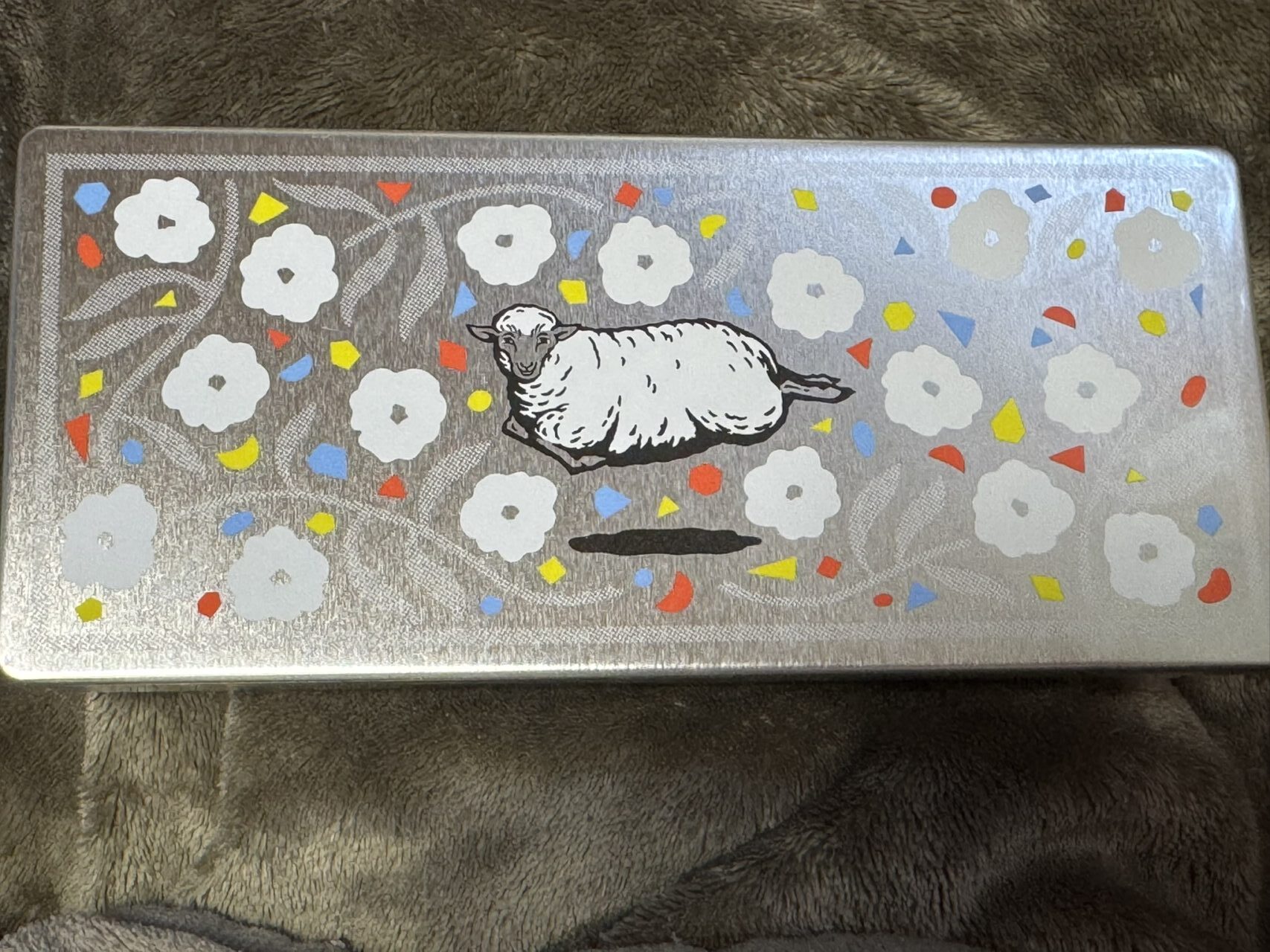 羊が描かれた可愛らしい缶