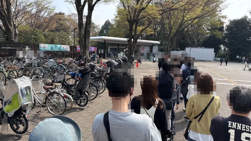 入園チケット購入の列