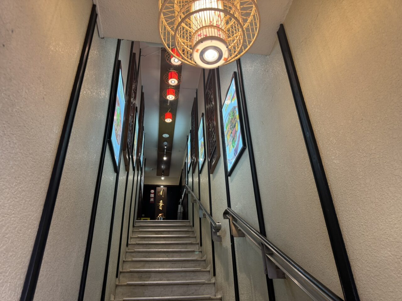 長い階段を上ります。