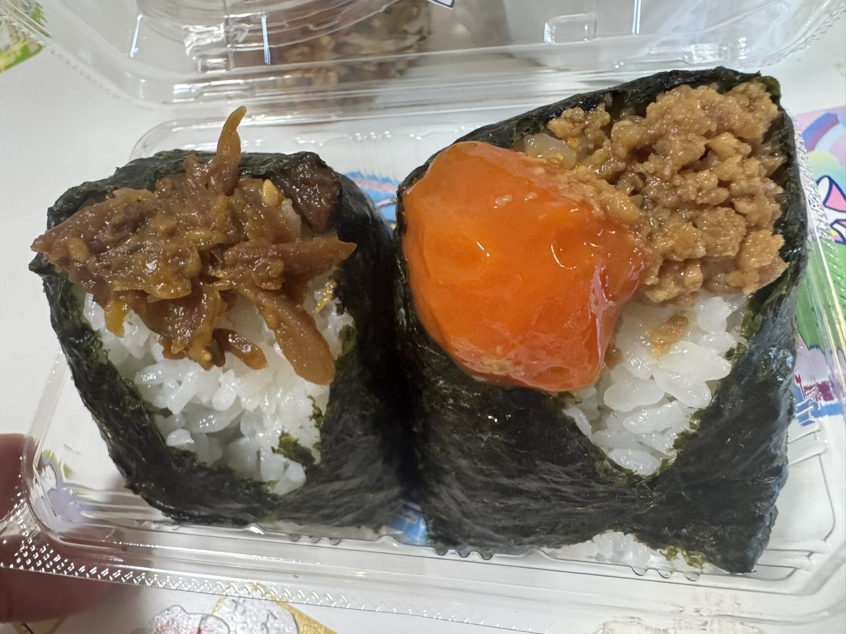 卵黄肉そぼろとじっくり煮込まれた具材がたっぷり乗ったてんてこ米のおにぎり
