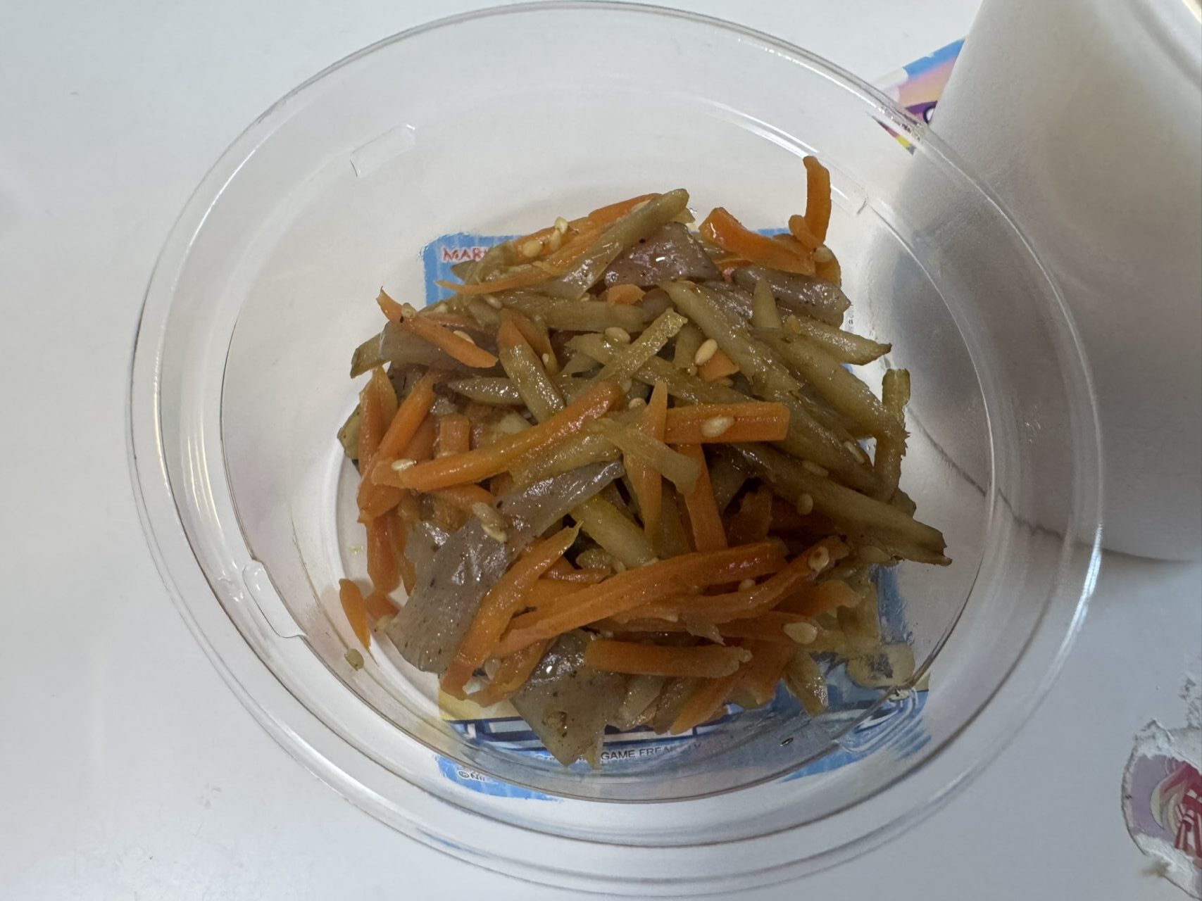 細切りのにんじんとごぼうに白ごまが絡められたてんてこ米のきんぴら