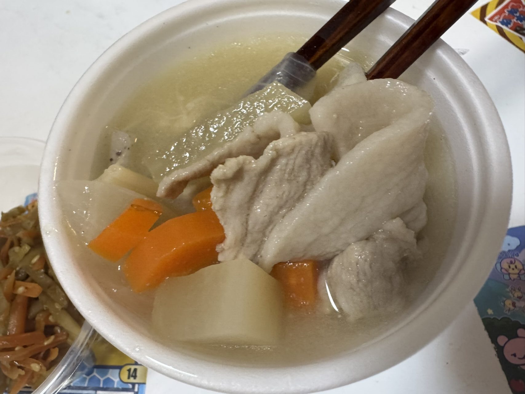 大きめにカットされた豚肉や大根やにんじんが入った具だくさんなてんてこ米の豚汁