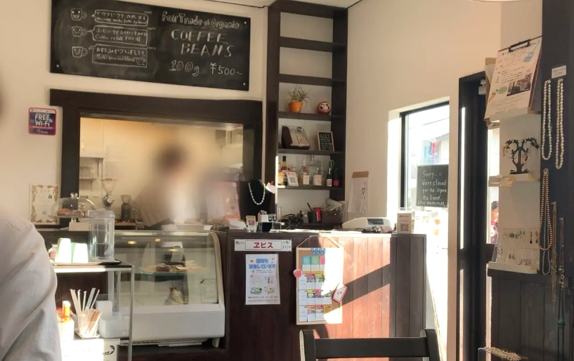 深大寺カフェの店内に掲げられた自家焙煎コーヒーの案内黒板とレジカウンター周辺