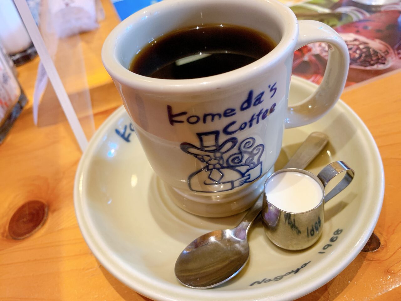 コメダ珈琲店のロゴ入りカップに入った温かいブレンドコーヒーとフレッシュ
