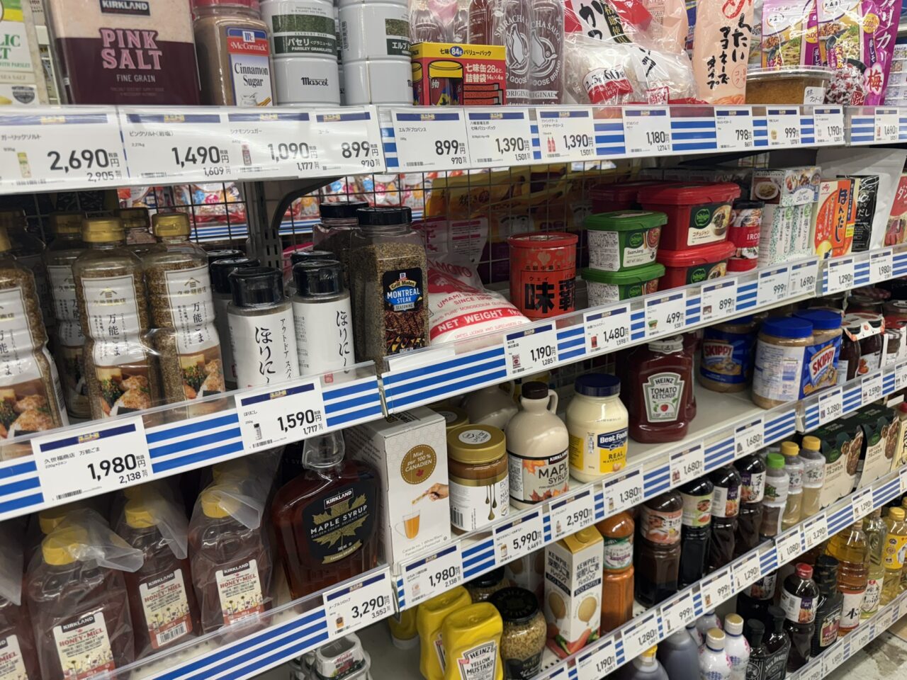 ユニディ狛江店のユニトココーナーに並ぶ調味料やスパイスなどの食品棚 