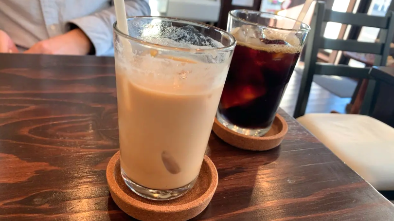 深大寺カフェで提供されているアイスカフェラテとアイスコーヒー