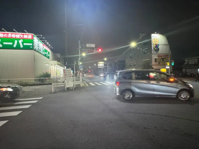 調布駅近くの業務スーパー前の交差点付近に設置された交通規制の案内看板