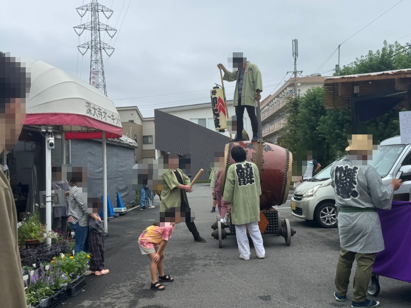 調布市深大寺の住宅街を進む浅間神社秋祭りの山車と太鼓の巡行列】