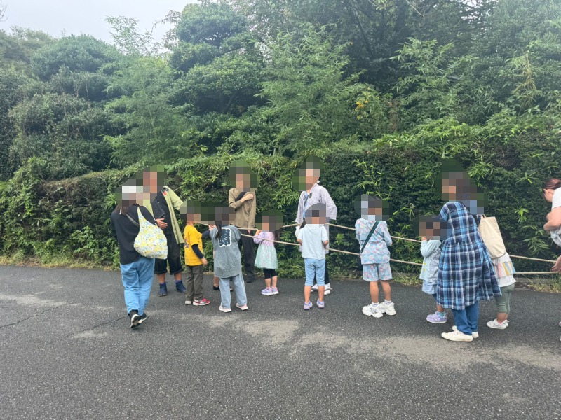 2026年9月27日調布市深大寺の浅間神社秋祭りで大きな太鼓を叩く子ども】