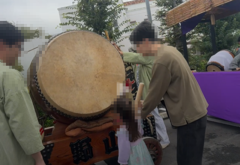 調布市深大寺の浅間神社秋祭りで綱を引いて巡行に参加する子どもたちと保護者】