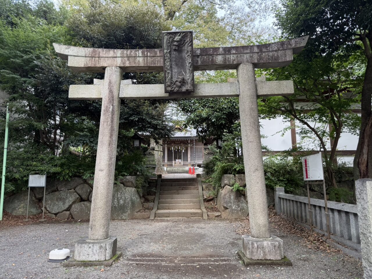 調布市深大寺元町にある青渭神社の鳥居と境内の様子