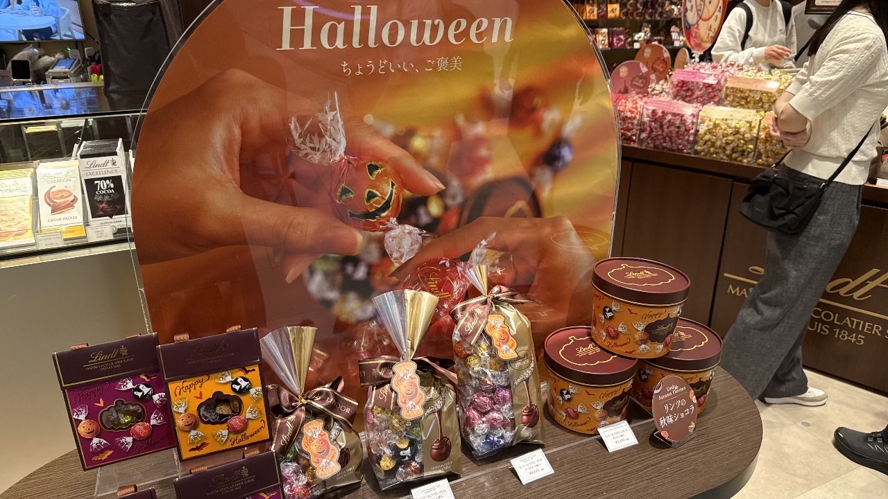 リンツ店頭に並ぶハロウィンデザインのリンドールやギフトボックス