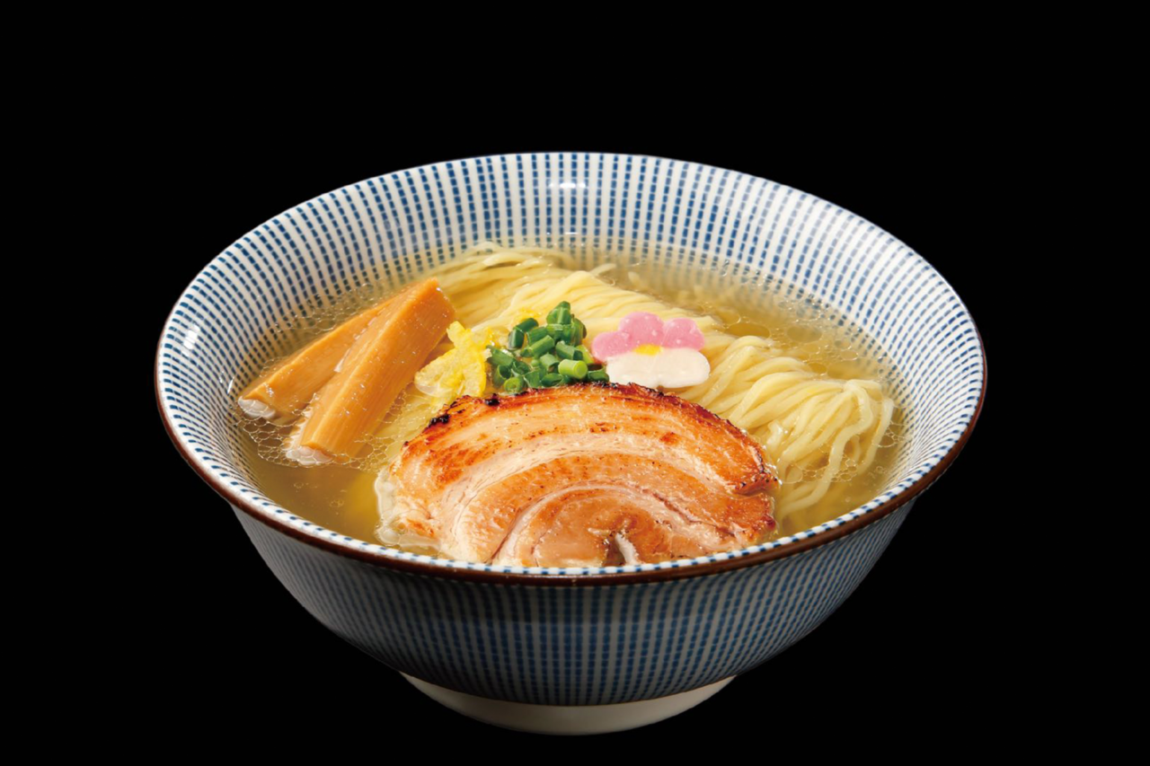 透き通った黄金色のスープと整ったストレート麺にチャーシューやメンマが乗った本格鯛塩らぁ麺