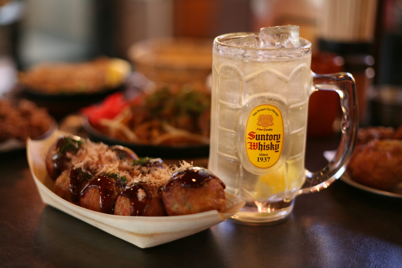 銀だこハイボール酒場のたこ焼と超炭酸ハイボール キャプション：